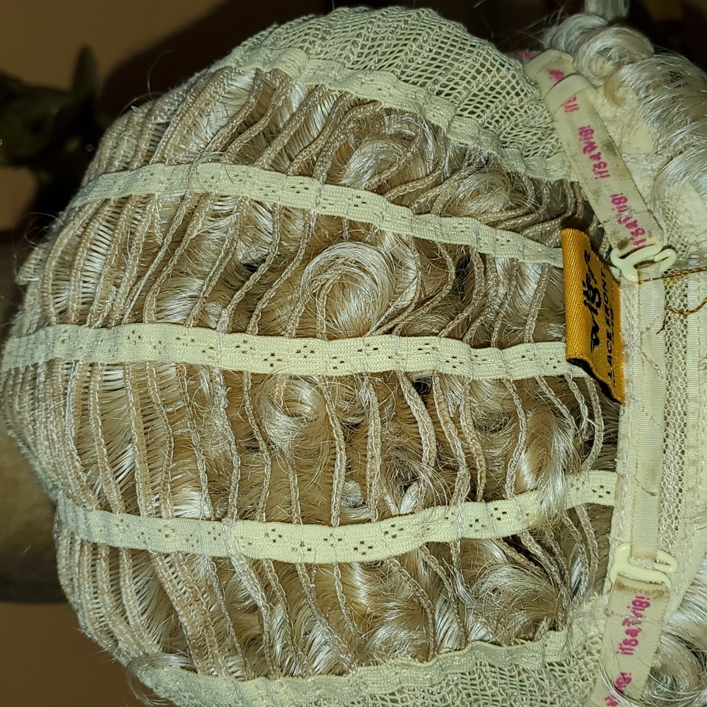 🆕️It's a wig  Platinum blonde - Picture 7 of 9